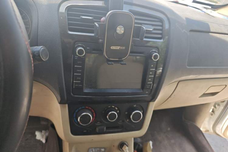 Used Dongfeng Fengon 370 2016 1.5L Manual Standard Edition SFG15-02 7 Seats Audio And AC Panel