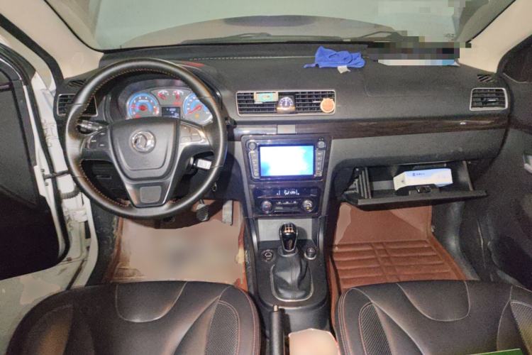 Used Dongfeng Fengon 370 2016 1.5L Manual Luxury Version SFG15-02 7 Seats Center Console