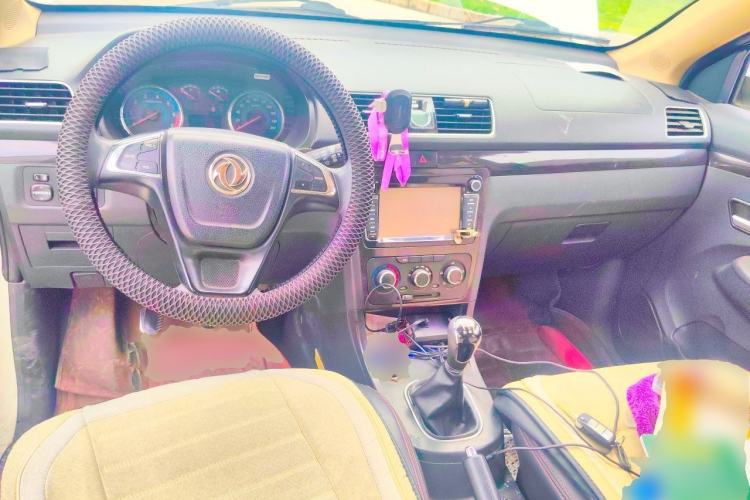 Used Dongfeng Fengon 370 2016 1.5L Manual Elite Home Edition 7-Seater Center Console
