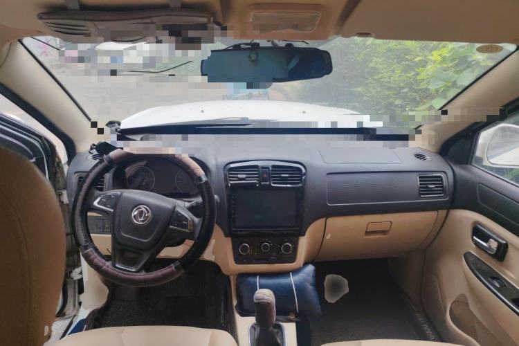 Used Dongfeng Fengon 370 2016 1.5L Manual Comfort 7-Seater Center Console