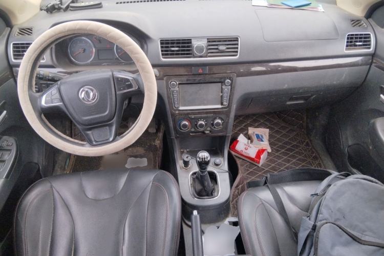 Used Dongfeng Fengon 370 2016 1.5L Manual Elite Home Edition 7-Seater Center Console