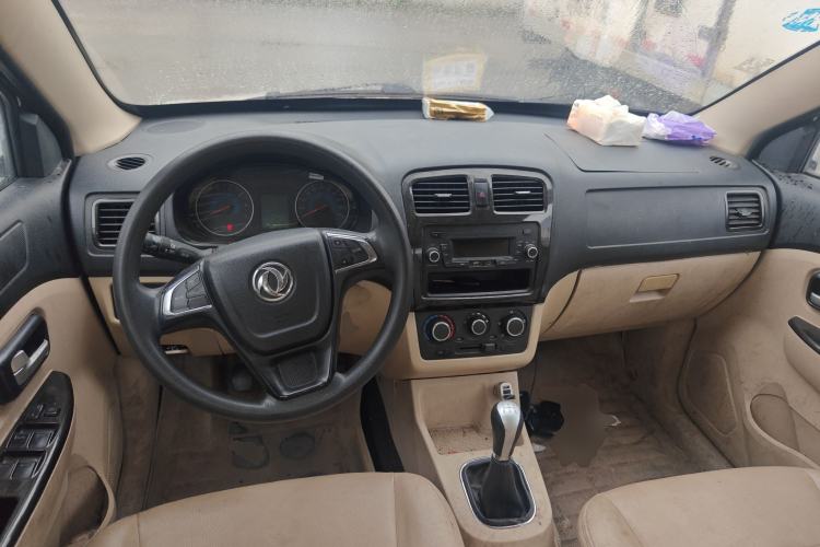 Used Dongfeng Fengon 370 2016 1.5L Manual Standard Edition SFG15-02 5 Seats Center Console