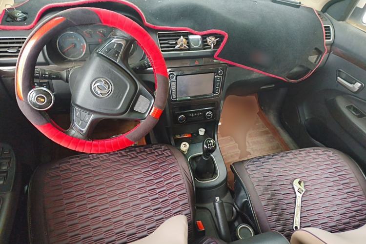 Used Dongfeng Fengon 370 2016 1.5L Manual Luxury Version SFG15-02 7 Seats Center Console