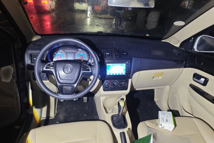 Used Dongfeng Fengon 370 2016 1.5L Manual Standard Edition SFG15-02 7 Seats Center Console