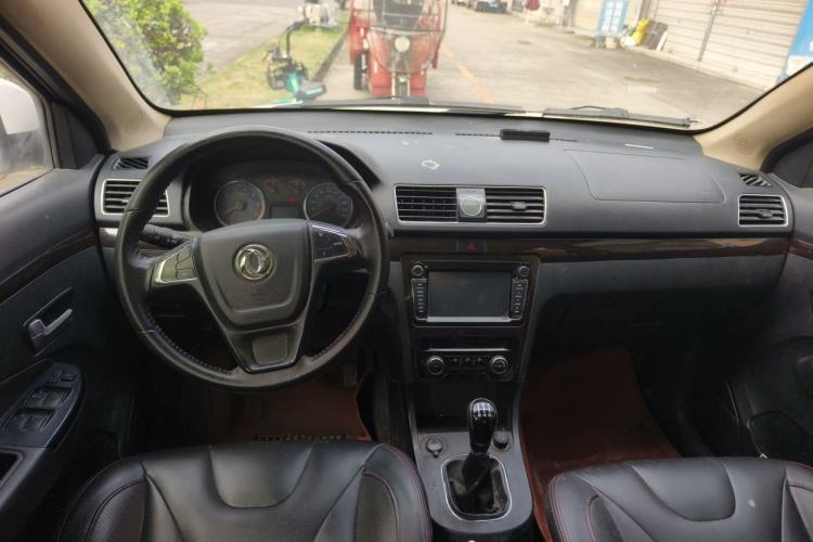 Used Dongfeng Fengon 370 2016 1.5L Manual Elite Home Edition 7-Seater Center Console