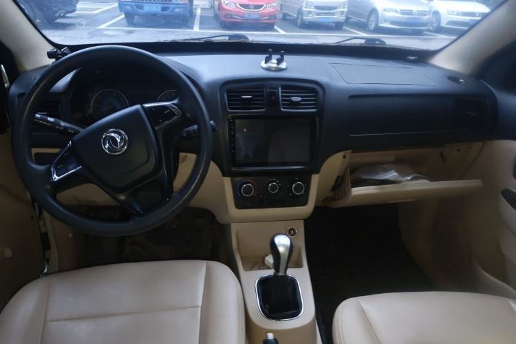 Used Dongfeng Fengon 370 2016 1.5L Manual Comfort 7-Seater Center Console