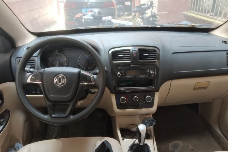 Used Dongfeng Fengon 370 2016 1.5L Manual Standard Edition SFG15-05 7 Seats Center Console