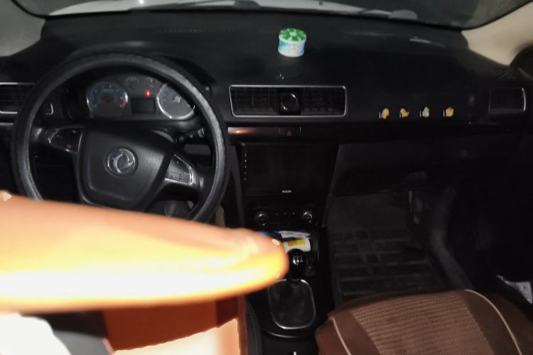 Used Dongfeng Fengon 370 2016 1.5L Manual Luxury 7-Seater Center Console