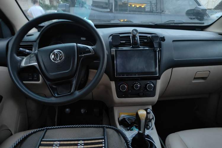 Used Dongfeng Fengon 370 2016 1.5L Manual Standard Edition SFG15-05 7 Seats Center Console