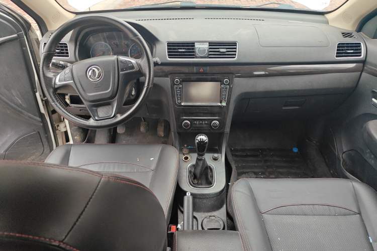 Used Dongfeng Fengon 370 2016 1.5L Manual Luxury Version SFG15-05 7 Seats Center Console