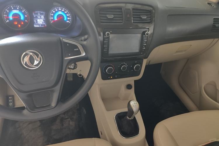 Used Dongfeng Fengon 370 2016 1.5L Manual Comfort 7-Seater Center Console