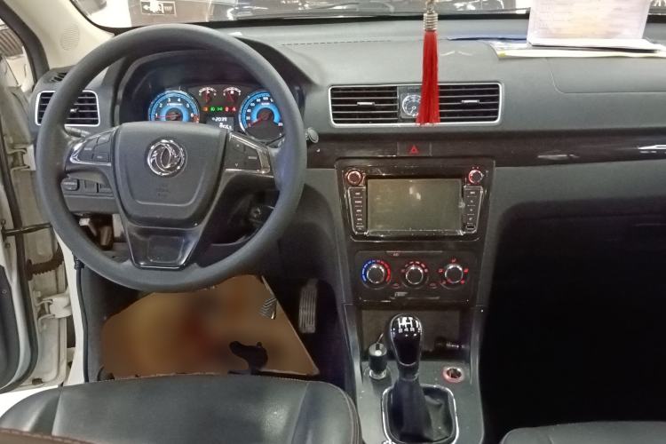 Used Dongfeng Fengon 370 2016 1.5L Manual Elite Home Edition 7-Seater Center Console