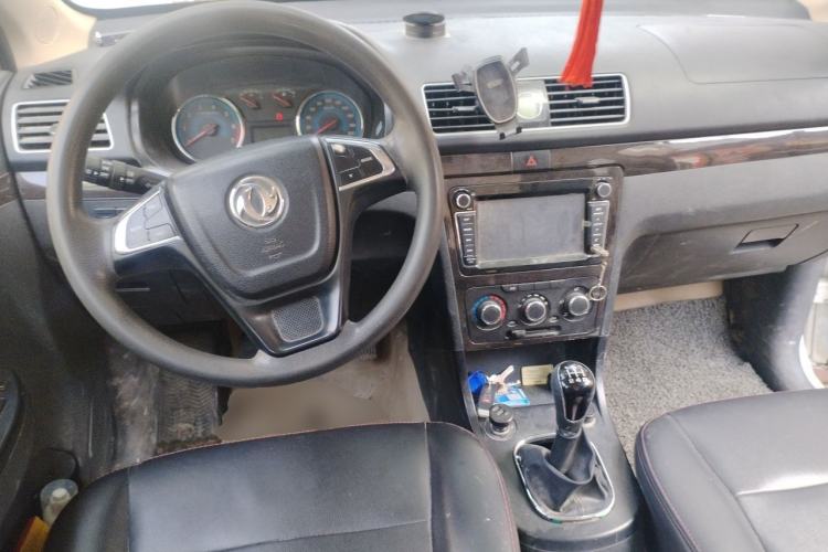 Used Dongfeng Fengon 370 2016 1.5L Manual Elite Home Edition 7-Seater Center Console