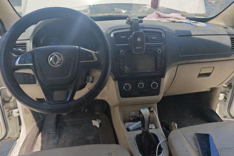 Used Dongfeng Fengon 370 2016 1.5L Manual Standard Edition SFG15-02 7 Seats Center Console