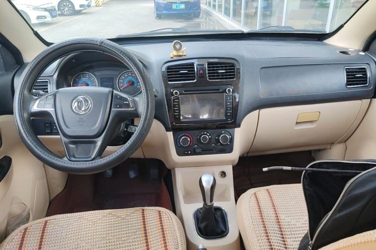 Used Dongfeng Fengon 370 2016 1.5L Manual Standard Edition SFG15-02 7 Seats Center Console