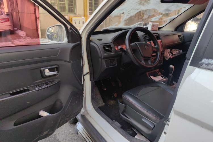 Used Dongfeng Fengon 370 2016 1.5L Manual Standard Model II 7 Seats Driver Seat