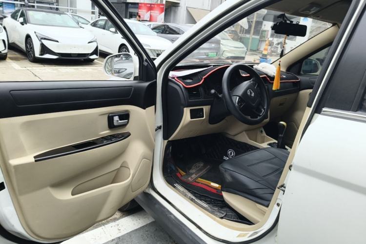 Used Dongfeng Fengon 370 2016 1.5L Manual Standard Edition SFG15-05 7 Seats Driver Seat