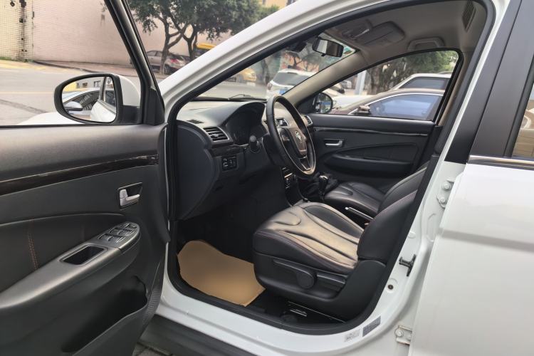 Used Dongfeng Fengon 370 2016 1.5L Manual Luxury 7-Seater Driver Seat