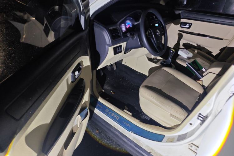 Used Dongfeng Fengon 370 2016 1.5L Manual Standard Edition SFG15-02 7 Seats Driver Seat