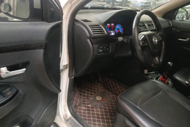 Used Dongfeng Fengon 370 2016 1.5L Manual Luxury Version SFG15-05 7 Seats Driver Seat