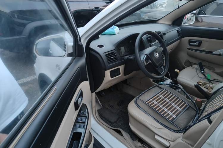 Used Dongfeng Fengon 370 2016 1.5L Manual Standard Edition SFG15-05 7 Seats Driver Seat