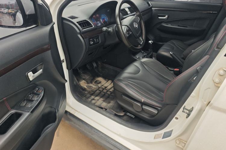 Used Dongfeng Fengon 370 2016 1.5L Manual Luxury 7-Seater Driver Seat