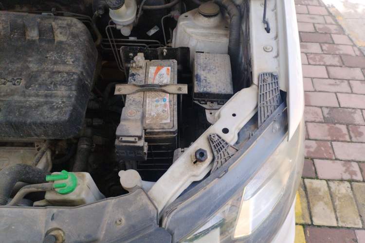 Used Dongfeng Fengon 370 2016 1.5L Manual Elite Home Edition 7-Seater Engine Bay Left