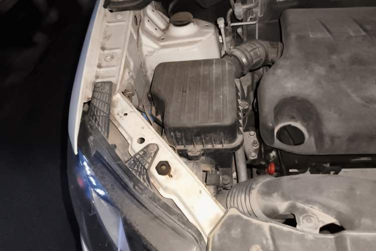 Used Dongfeng Fengon 370 2016 1.5L Manual Luxury 7-Seater Engine Bay Right