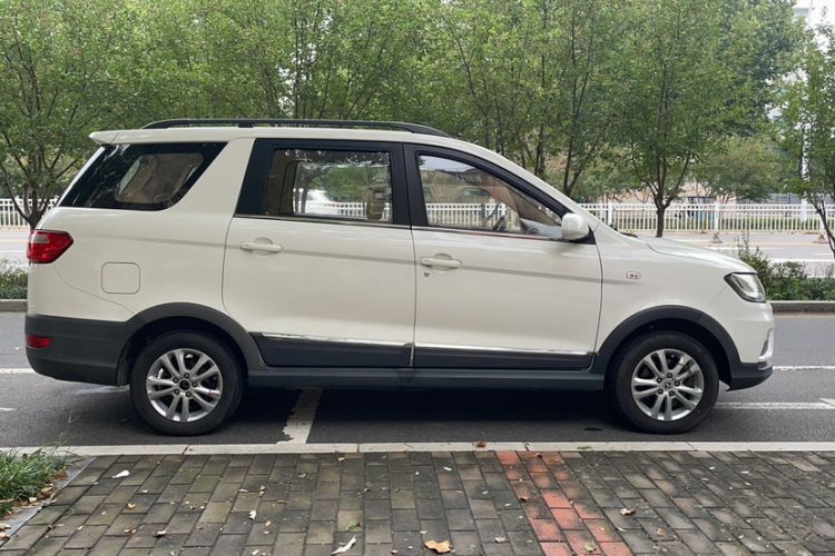 Used Dongfeng Fengon 370 2016 1.5L Manual Standard Edition SFG15-05 7 Seats Exterior 3