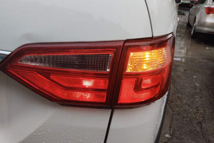 Used Dongfeng Fengon 370 2016 1.5L Manual Standard Edition SFG15-05 7 Seats Exterior 6