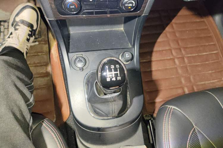 Used Dongfeng Fengon 370 2016 1.5L Manual Luxury Version SFG15-02 7 Seats Gear Lever
