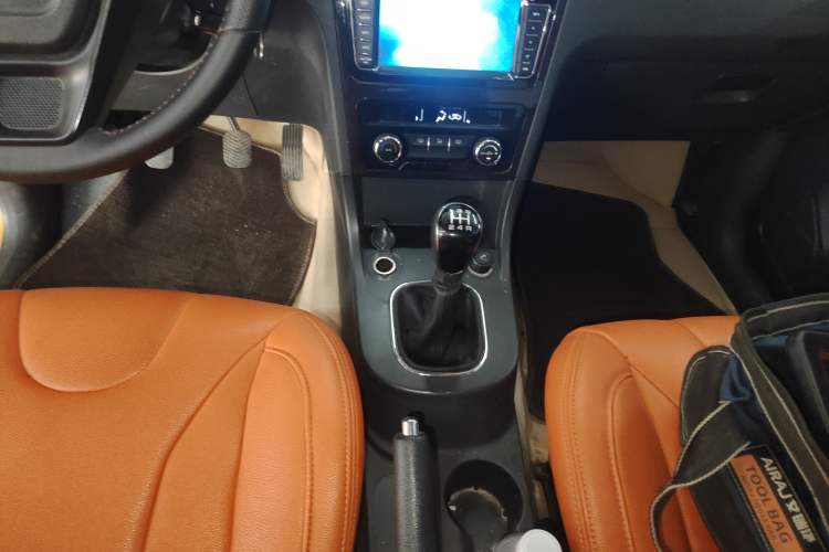 Used Dongfeng Fengon 370 2016 1.5L Manual Luxury Version SFG15-05 7 Seats Gear Lever