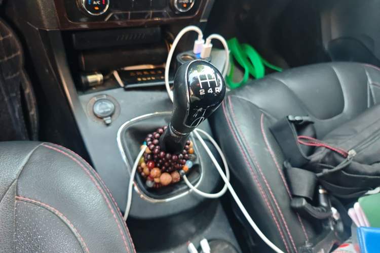 Used Dongfeng Fengon 370 2016 1.5L Manual Luxury 7-Seater Gear Lever