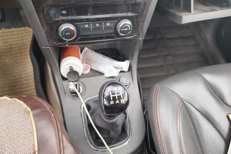 Used Dongfeng Fengon 370 2016 1.5L Manual Luxury Model SFG15-05 5 Seats Gear Lever