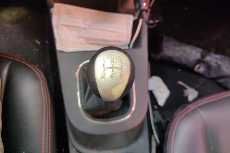 Used Dongfeng Fengon 370 2016 1.5L Manual Standard Model II 7 Seats Gear Lever