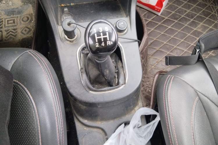 Used Dongfeng Fengon 370 2016 1.5L Manual Elite Home Edition 7-Seater Gear Lever