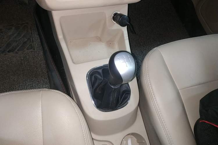 Used Dongfeng Fengon 370 2016 1.5L Manual Standard Edition SFG15-02 7 Seats Gear Lever