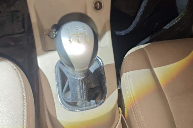 Used Dongfeng Fengon 370 2016 1.5L Manual Elite Home Edition 7-Seater Gear Lever