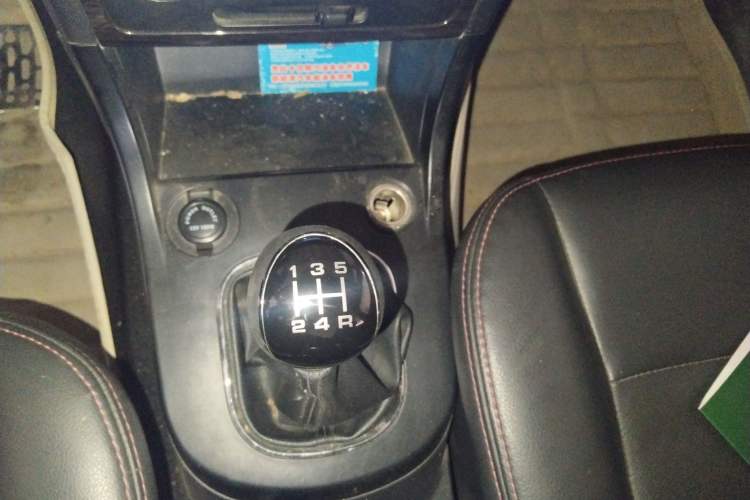 Used Dongfeng Fengon 370 2016 1.5L Manual Luxury Version SFG15-02 7 Seats Gear Lever