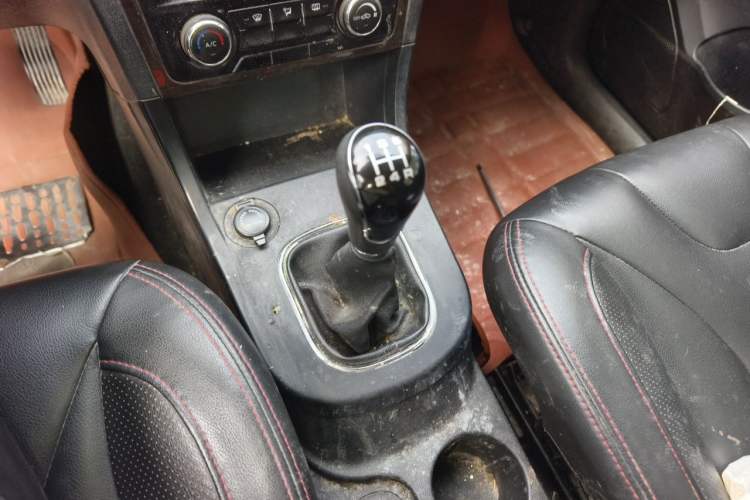 Used Dongfeng Fengon 370 2016 1.5L Manual Elite Home Edition 7-Seater Gear Lever