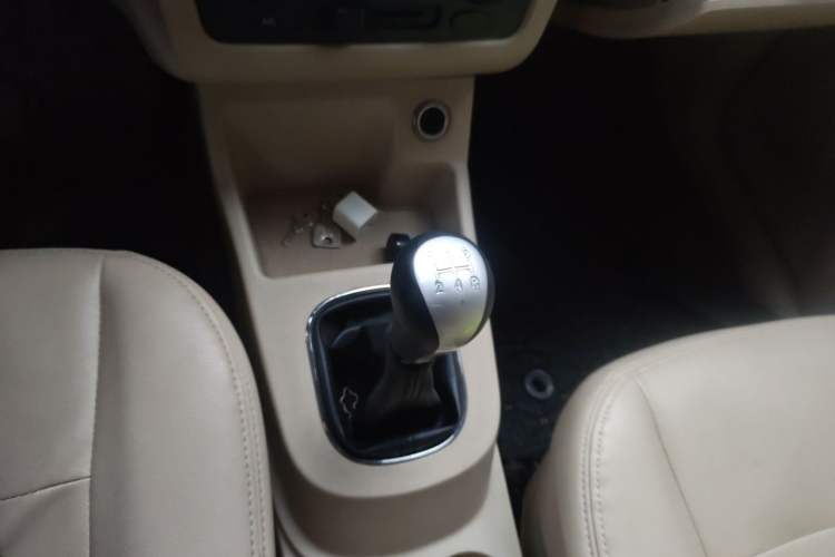 Used Dongfeng Fengon 370 2016 1.5L Manual Comfort 7-Seater Gear Lever