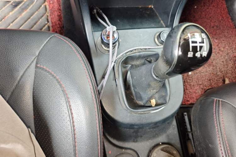 Used Dongfeng Fengon 370 2016 1.5L Manual Luxury 7-Seater Gear Lever