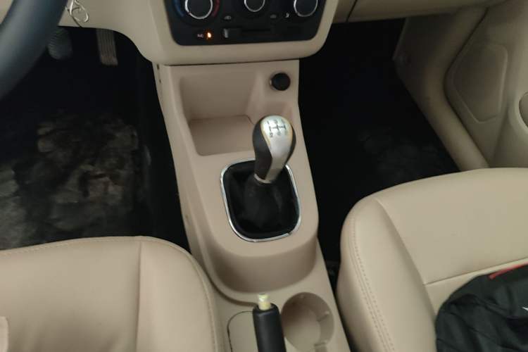 Used Dongfeng Fengon 370 2016 1.5L Manual Comfort 7-Seater Gear Lever