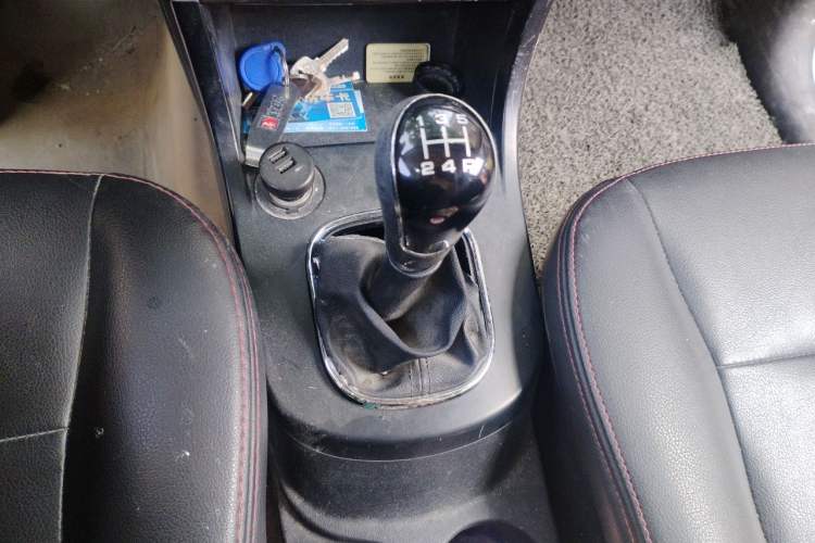 Used Dongfeng Fengon 370 2016 1.5L Manual Elite Home Edition 7-Seater Gear Lever
