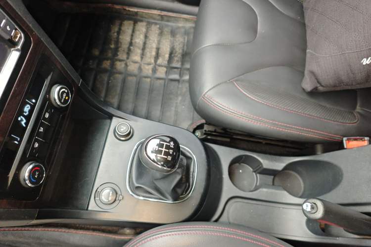 Used Dongfeng Fengon 370 2016 1.5L Manual Luxury 7-Seater Gear Lever