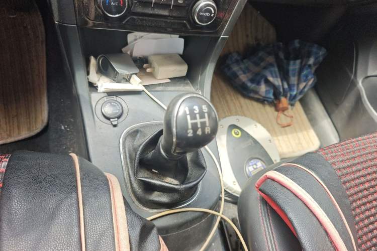 Used Dongfeng Fengon 370 2016 1.5L Manual Luxury Version SFG15-02 7 Seats Gear Lever