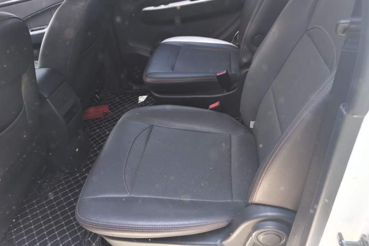Used Dongfeng Fengon 370 2016 1.5L Manual Luxury Version SFG15-05 7 Seats Interior 1