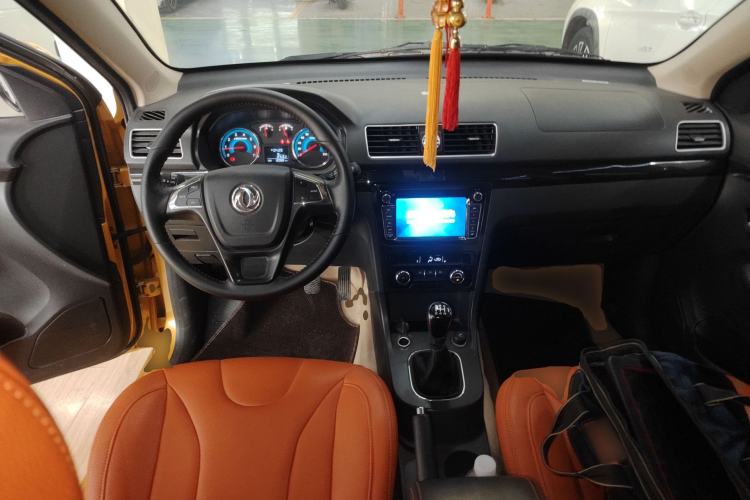 Used Dongfeng Fengon 370 2016 1.5L Manual Luxury Version SFG15-05 7 Seats Interior 2