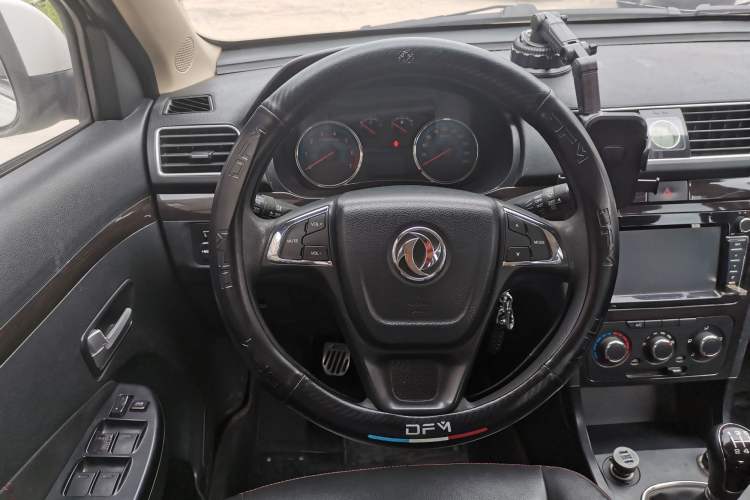 Used Dongfeng Fengon 370 2016 1.5L Manual Elite Home Edition 7-Seater Interior 2