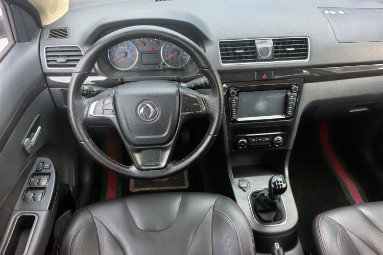 Used Dongfeng Fengon 370 2016 1.5L Manual Luxury Version SFG15-05 7 Seats Interior 2